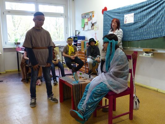 02.Der Esel wirbt um Khonfussa
