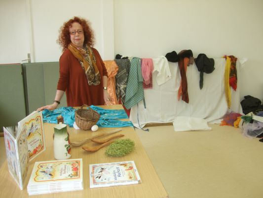 8.Brigitte Graf mit Requisiten